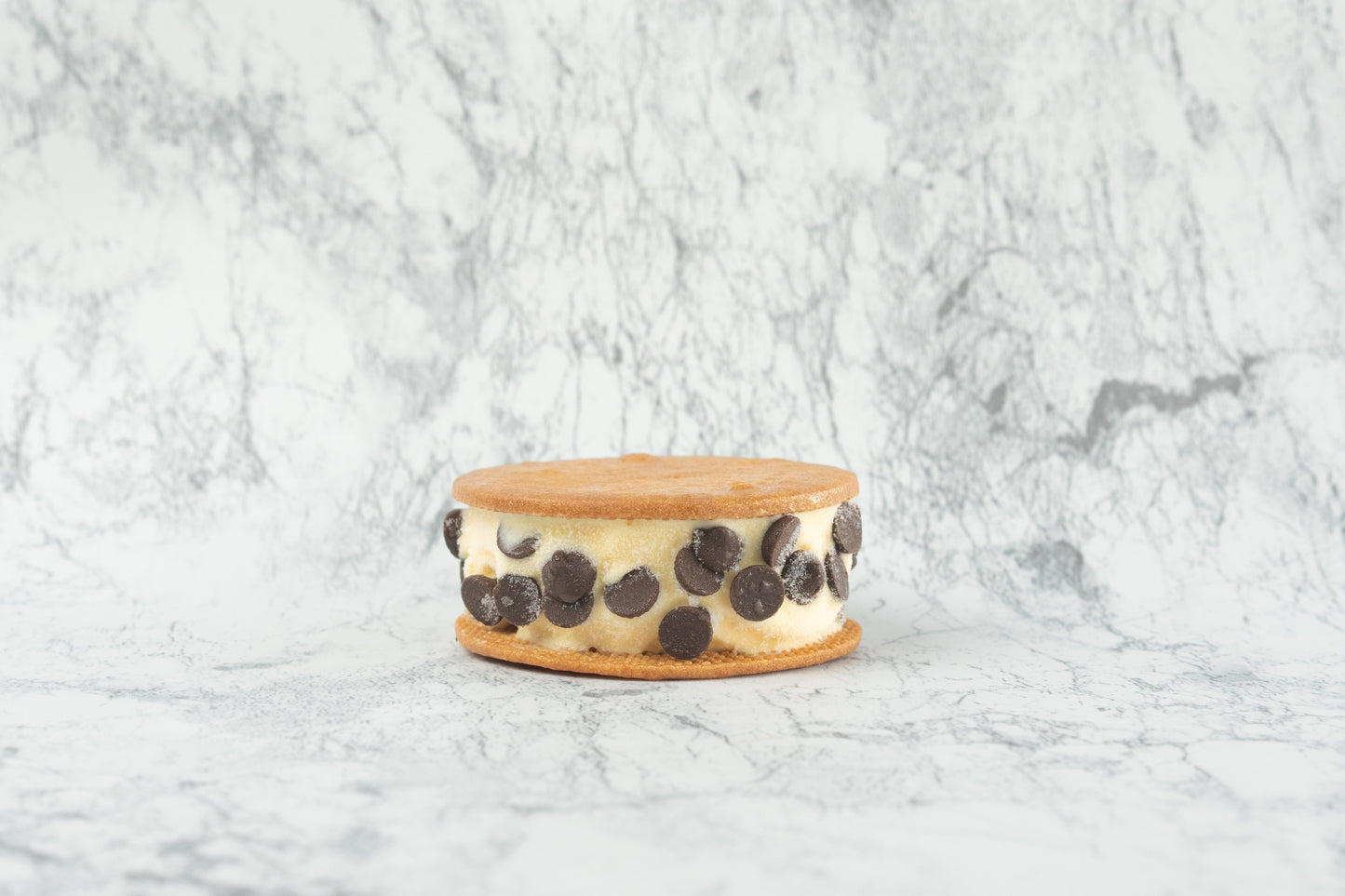 ジェラートサンド　タマゴ＋チョコチップ